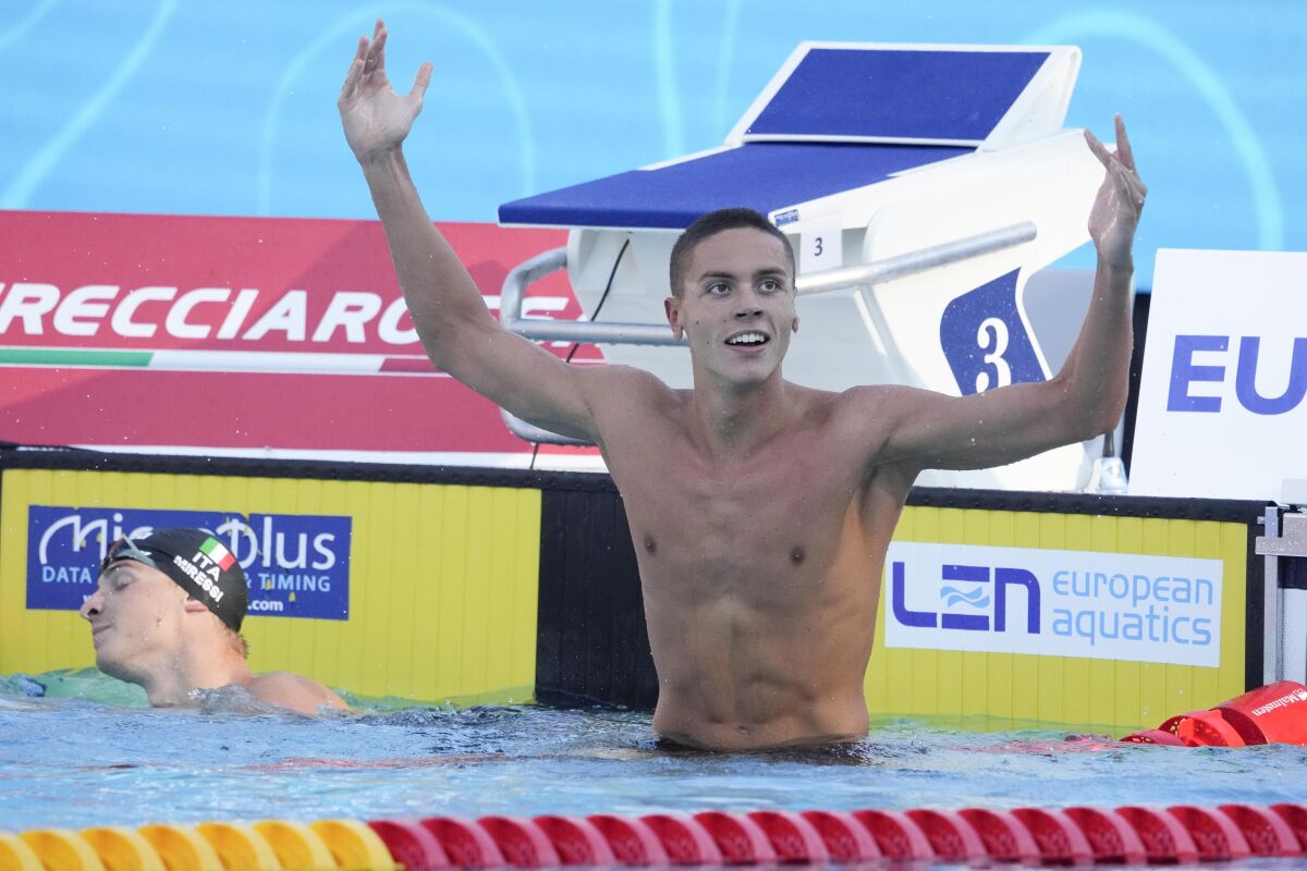 El nadador rumano David Popovici celebra tras ganar con nuevo récord del mundo los 100 metros libres en el Campeonato Europeo en Roma el sábado 13 de agosto del 2022. (AP Foto/Andrew Medichini)