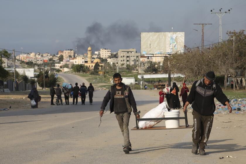 Palestinos que huyen de la ofensiva israelí en Jan Yunis llegan a la ciudad de Rafah, en la Franja de Gaza, el miércoles 14 de febrero de 2024. (AP Foto/Hatem Ali)