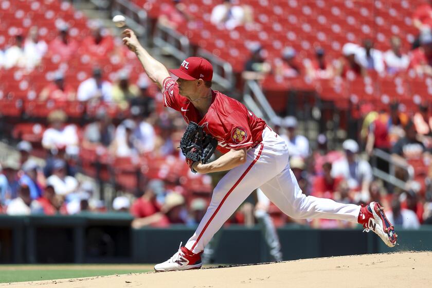 El abridor de los Cardenales de San Luis, Sonny Gray, lanza durante la primera entrada del juego de béisbol en contra de los Gigantes de San Francisco, el domingo 23 de junio de 2024, en San Luis. (AP Foto/Scott Kane)