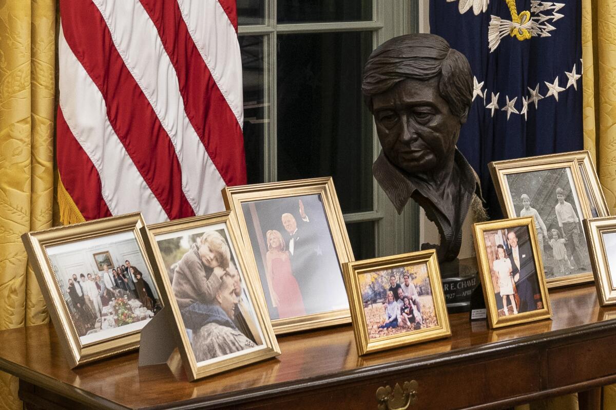 Estatua de César Chávez en una consola del Despacho Oval, colocada por el presidente de EEUU Joe Biden.
