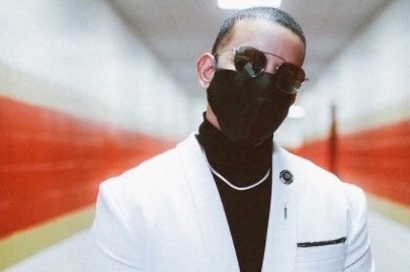 Daddy Yankee con la mascarilla que usó antes y después de subirse al escenario.