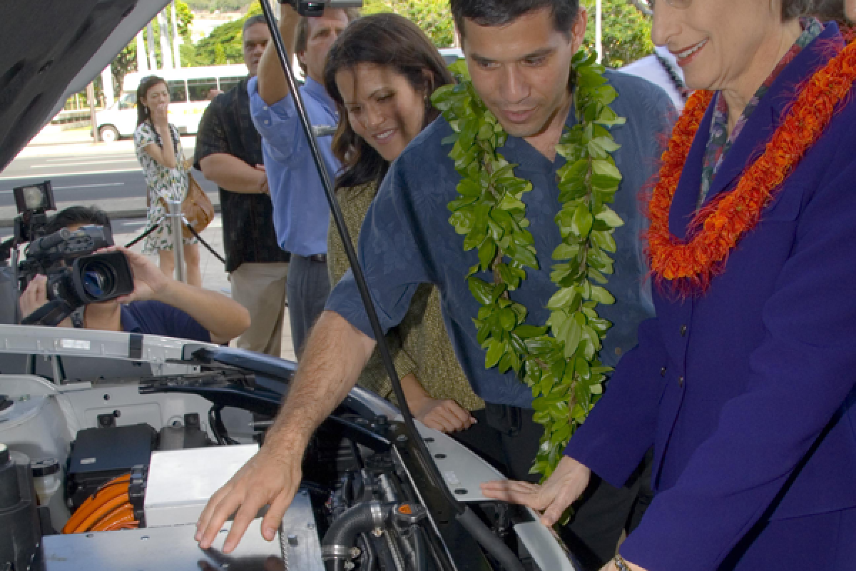 Shai Agassi, founder and then-CEO of Better Place, shows the electric components under the hood of a converted Nissan Rogue to Hawaii Gov. Linda Lingle in Honolulu.
