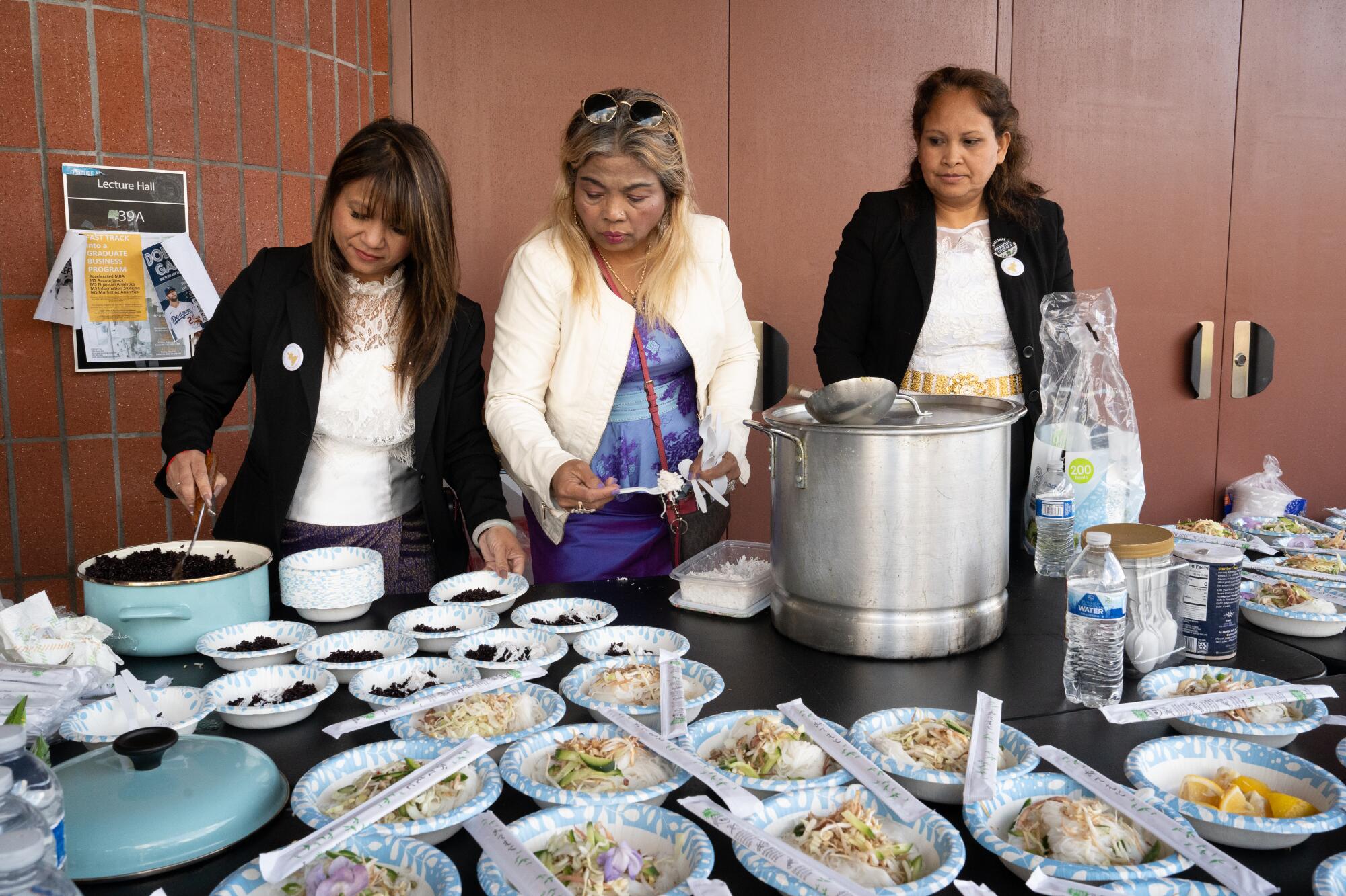 Attendees took breaks in between sessions eating food passed out by volunteers.