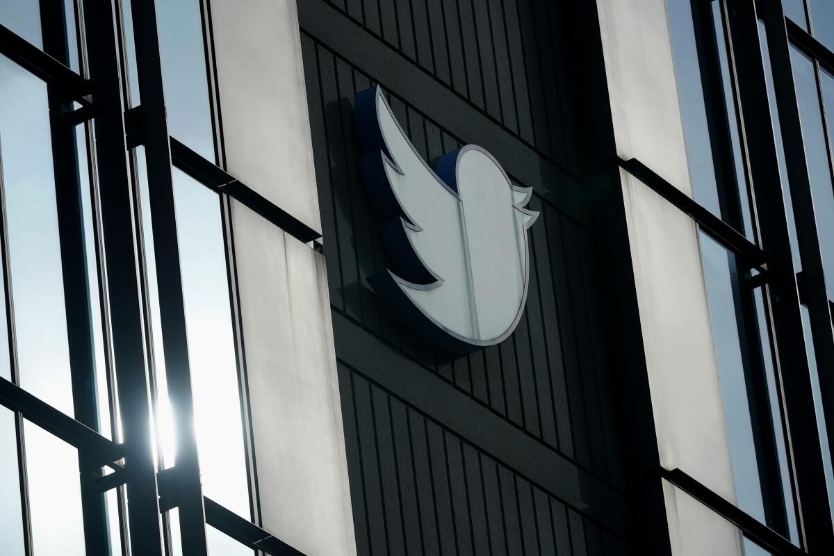 El logo de Twitter en la sede de la compañía en San Francisco, en una foto tomada el 19 de diciembre de 2022
