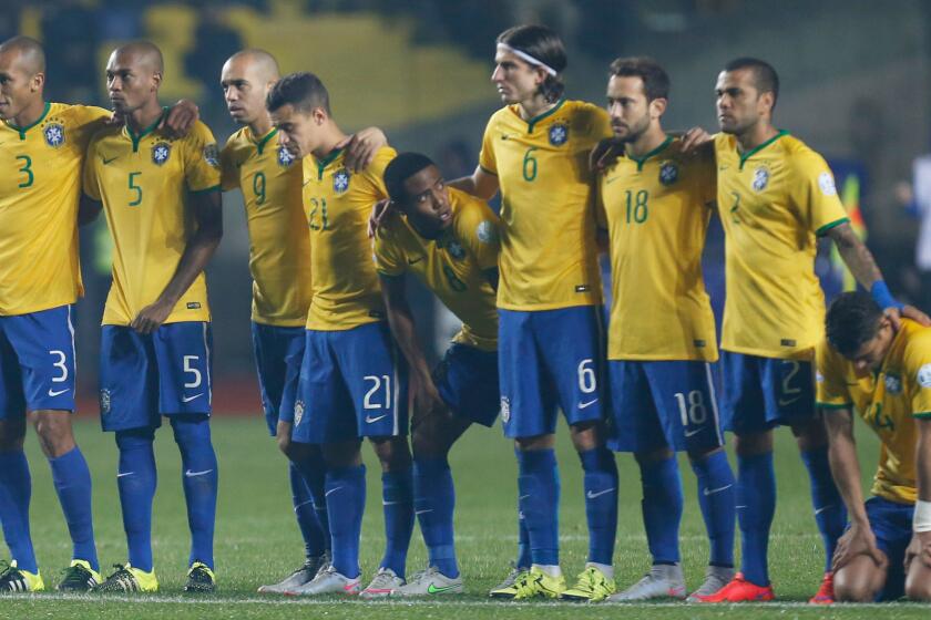 Los brasileños, tras ser eliminados en penaltis por Paraguay, en la Copa América.