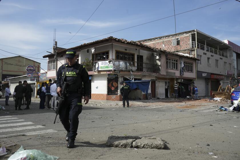 La policía patrulla la zona después de que una motocicleta bomba explotara en un hotel en el que se alojarían algunos policías en Jamundí, Colombia, el lunes 20 de mayo de 2024. (AP Foto/Juan B Díaz)