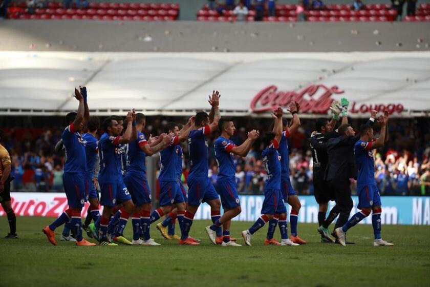 Los jugadores de Cruz Azul celebran su triunfo durante el juego correspondiente a la jornada 1 del torneo mexicano de fútbol, en el estadio Azteca de Ciudad de México (México). EFE/Archivo