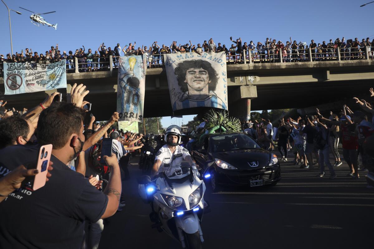 Miles de aficionados despiden la caravana con los restos del exastro argentino Diego Armando Maradona en Buenos Aires