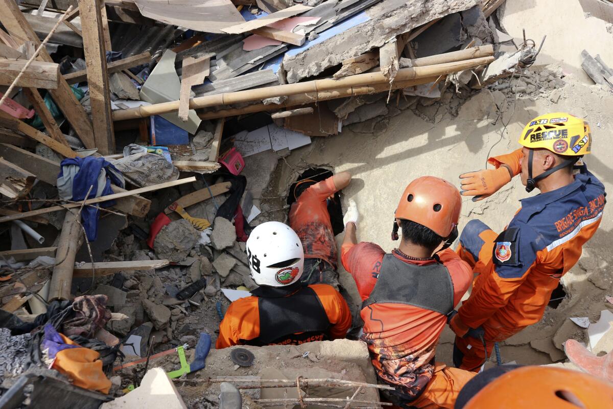 Rescuers search for quake victims 