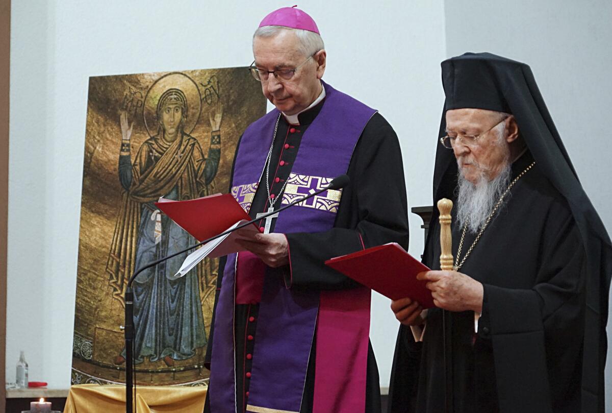  el patriarca ecuménico Bartolomeo I (der) con el arzobispo Stanislaw Gadecki