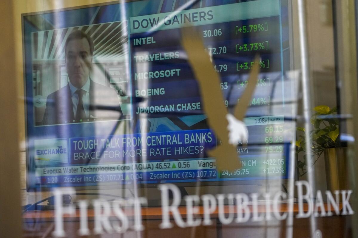 Una pantalla de TV muestra noticias financieras en una sucursal del banco First Republic