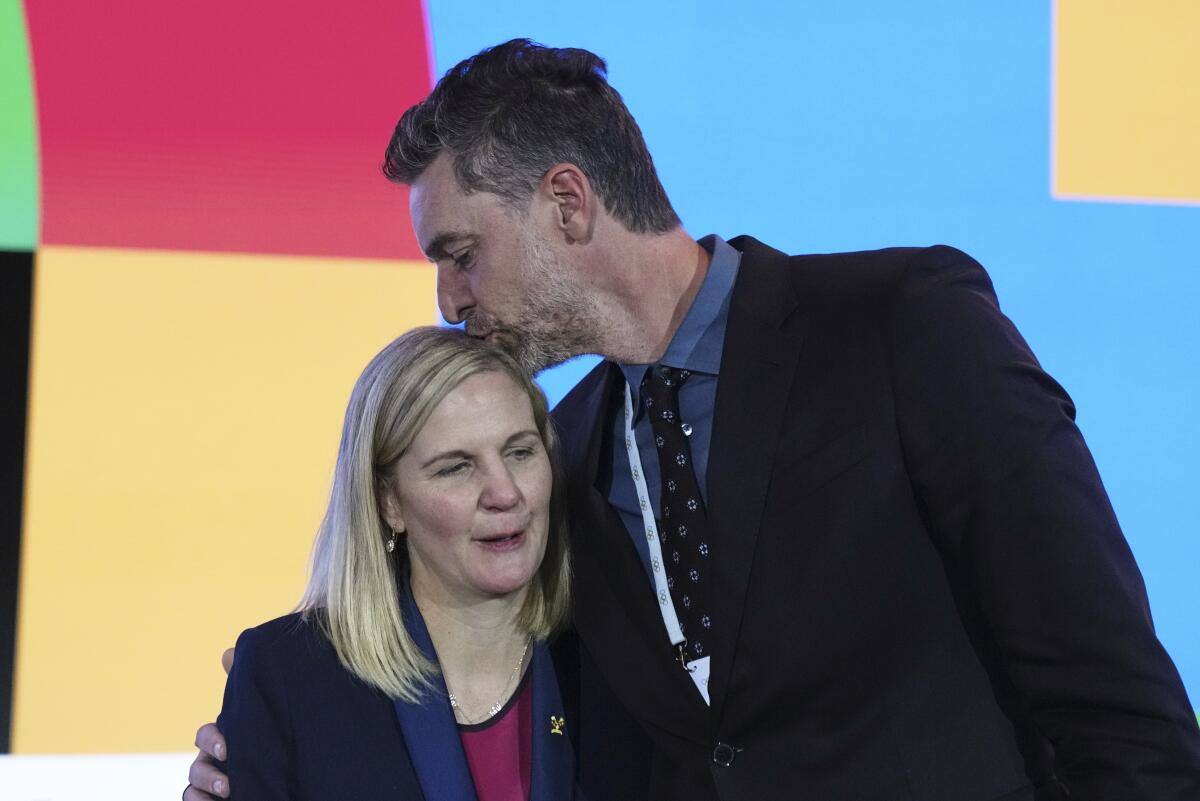 প্রথম মহিলা কিরস্টি কোভান্ট্রি, আফ্রিকান আন্তর্জাতিক অলিম্পিক কমিটির সভাপতি নির্বাচিত প্রথম মহিলা কিরস্টি কোভান্ট্রি, আফ্রিকান আন্তর্জাতিক অলিম্পিক কমিটির সভাপতি নির্বাচিত