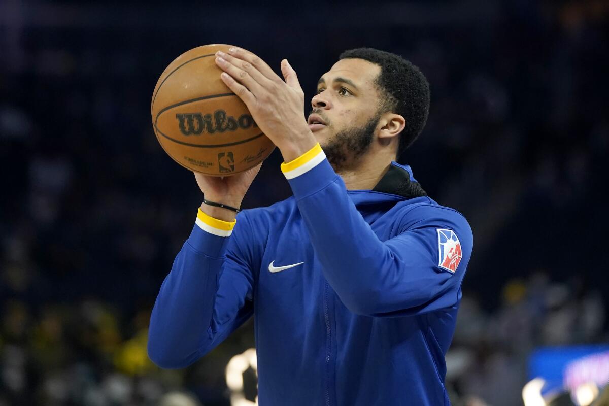 Quinndary Weatherspoon warms up before a Warriors game