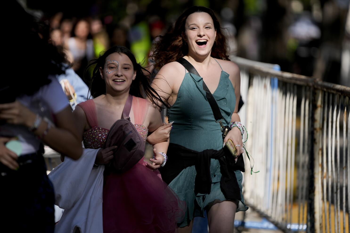 Thousands at Taylor Swift's São Paulo show create light display